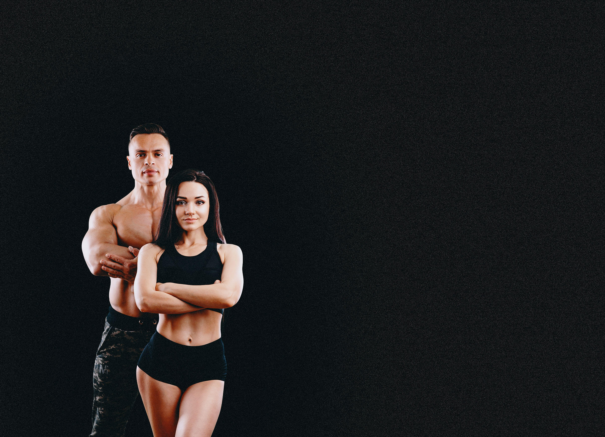 BodyConnect Trainerpaar Ein durchtrainiertes Traininspaar in lockerer Haltung